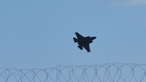 Irānā nogāzies amerikāņu iznīcinātājs. Notiek viena apkalpes locekļa meklēšana