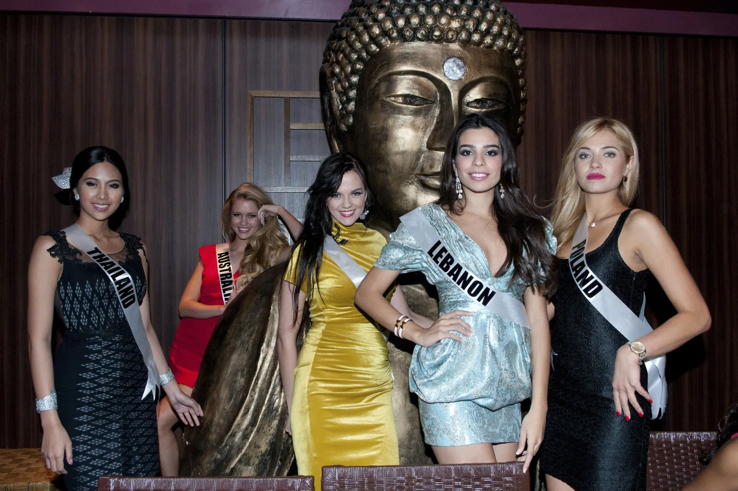 Слева направо: "Мисс Таиланд 2011 Чанасорн Сакорнчан", "Мисс Австралия 2011" Шерри-Ли Биггс, "Мисс Эстония 2011" Мадли Вильсар, "Мисс Ливан 2011" Яра эль Хору-Михаэль и "Мисс Польша 2011" Розалия Манцевич.