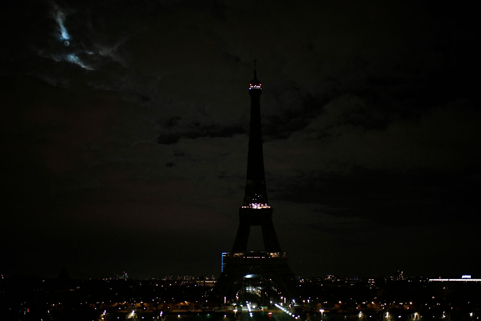 Eiffeli torn Maa tunni ajal 2021. aasta märtsil.