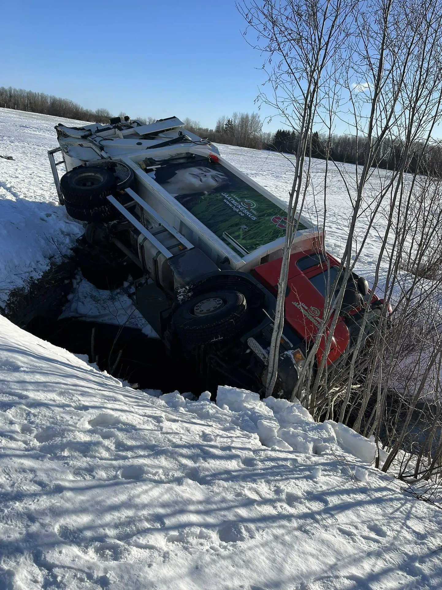 Veok paiskus külili ojja. Õlilekke tõrjumiseks kutsuti sündmuskohale Kohtla-Järve keemiapääste.