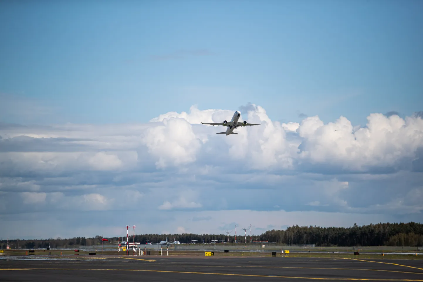 Самолет взлетает из Таллиннского аэропорта. Иллюстративное фото.