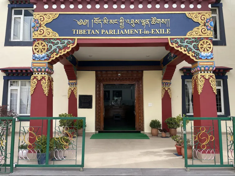 Tiibeti eksiilvalitsus asub Indias Himachal Pradeshi osariigis Dharamsala linnas.