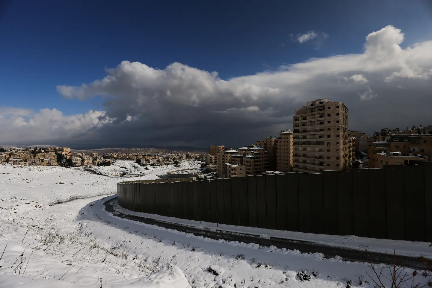 Iisraeli müür Ida-Jeruusalemmas Pisgat Zeevi ja Shuafati põgenikelaagri vahel.