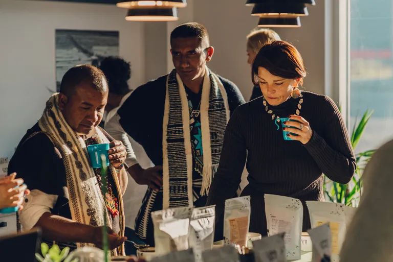 Esimene väljaskäik oma külast: Kolumbia kohvifarmerid Inga Aponte hõimust külastasid Coffee People’i kohviröstlat. Fotol Coffee People’i kaasasutajaHeili Politanov kohvifarmeritega röstlas kohvisid maitsmas.