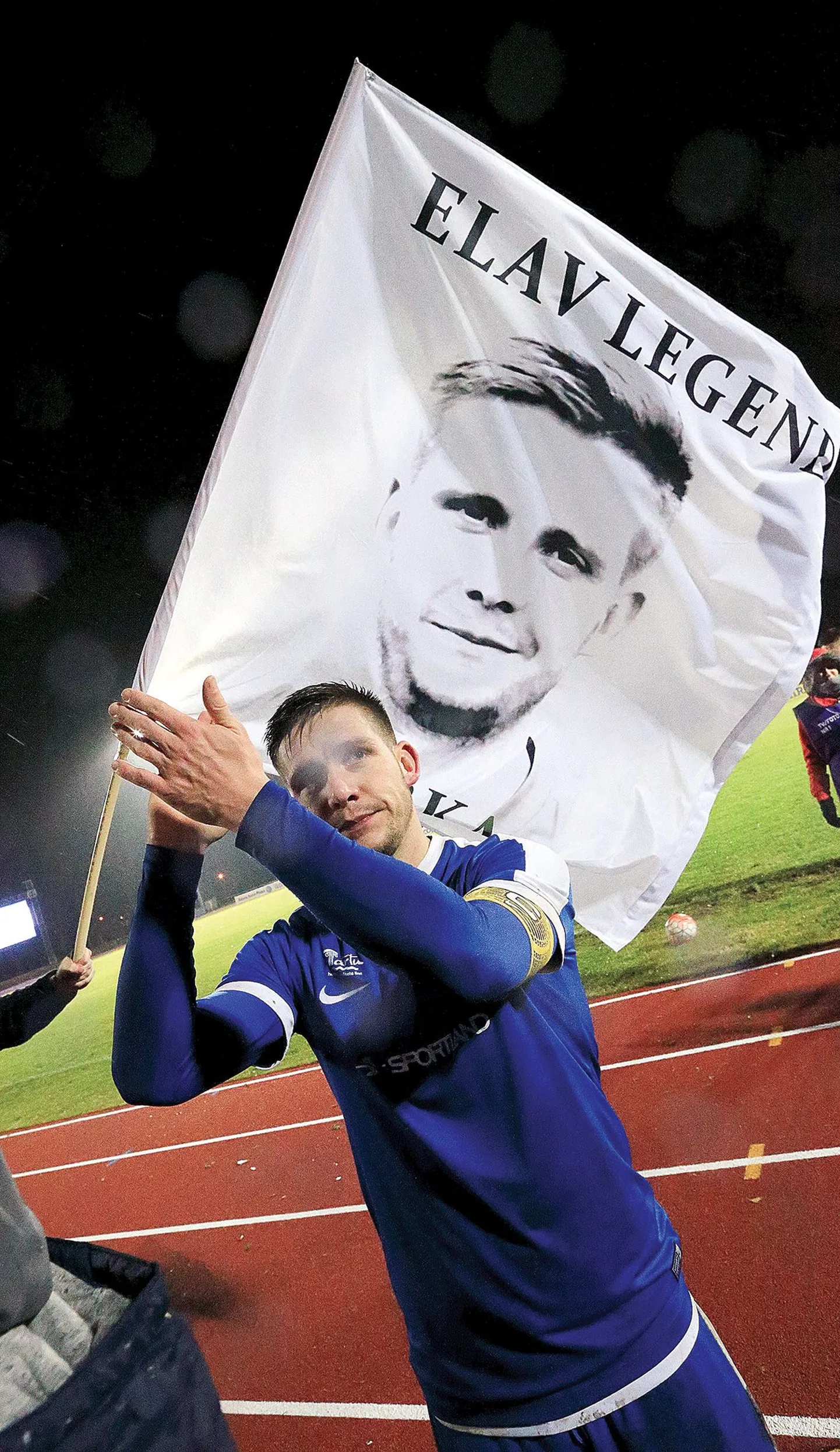 Kristjan Tiirik mängu järel fännidele aplodeerimas. «Tänu teile olengi ma nii kaua vastu pidanud,» ütles ta oma tänukõnes.