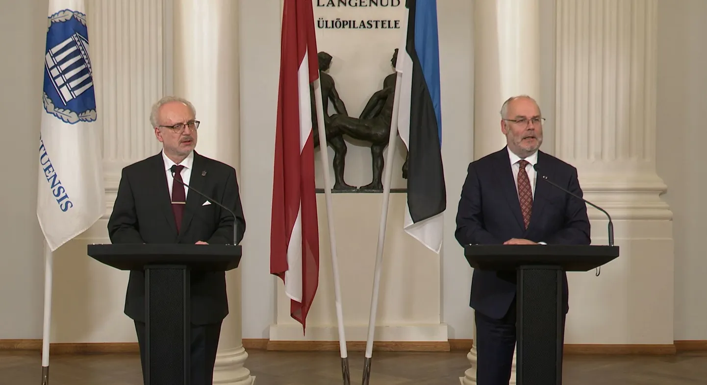 Läti president Egils Levits ja Eesti president Alar Karis Tartu ülikooli aulas.