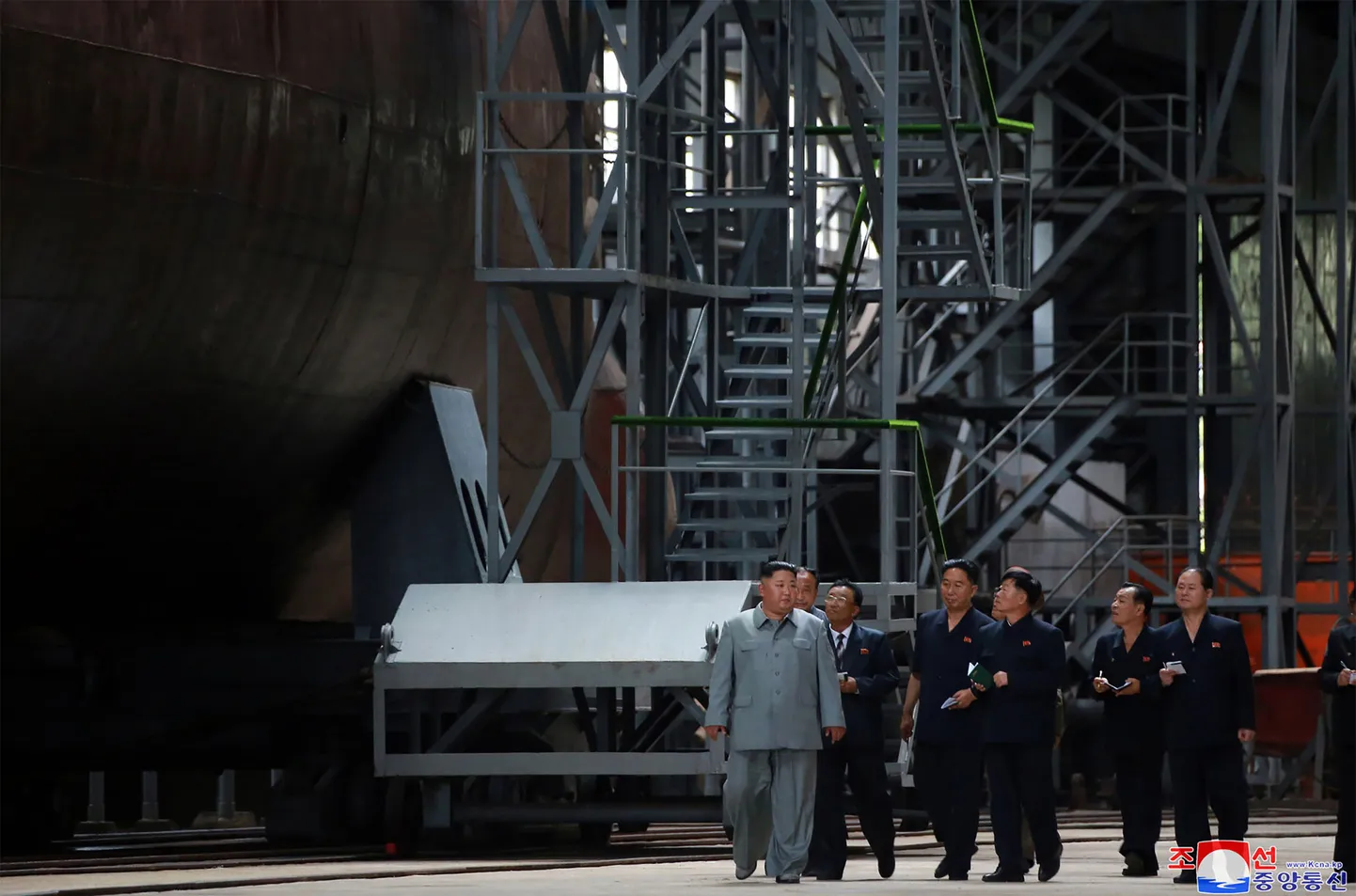 Kim Jong-un allveelaevaga tutvumas.