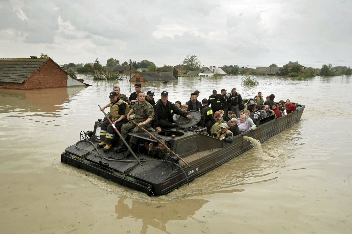 20 мая 2010 года - спасатели эвакуируют людей из села Сокольники на юге Польши.