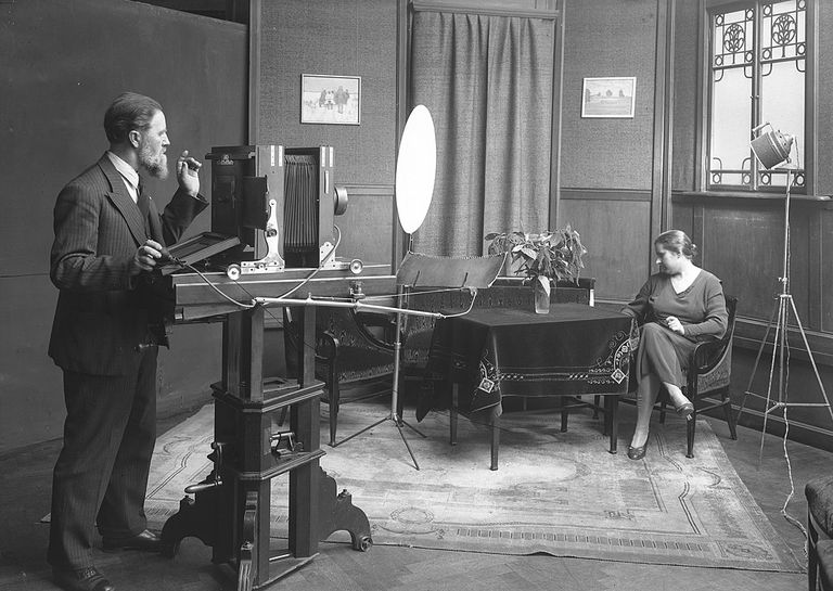 Vilis Rīdzenieks uzņem foto savā salonā "Klio". 20. gs. 30. gadu sākums.