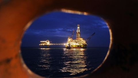 VIDEO ⟩ Ukraiņi veikuši triecienus krievu urbšanas platformām Kaspijas jūrā