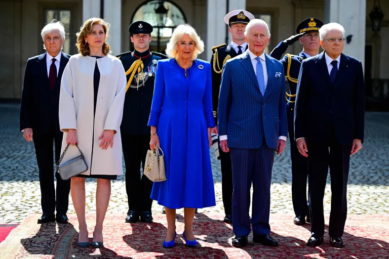 Президент Италии Серджо Маттарелла (справа) и его дочь Лаура Маттарелла (слева) приветствуют короля Великобритании Карла III и королеву Камиллу.