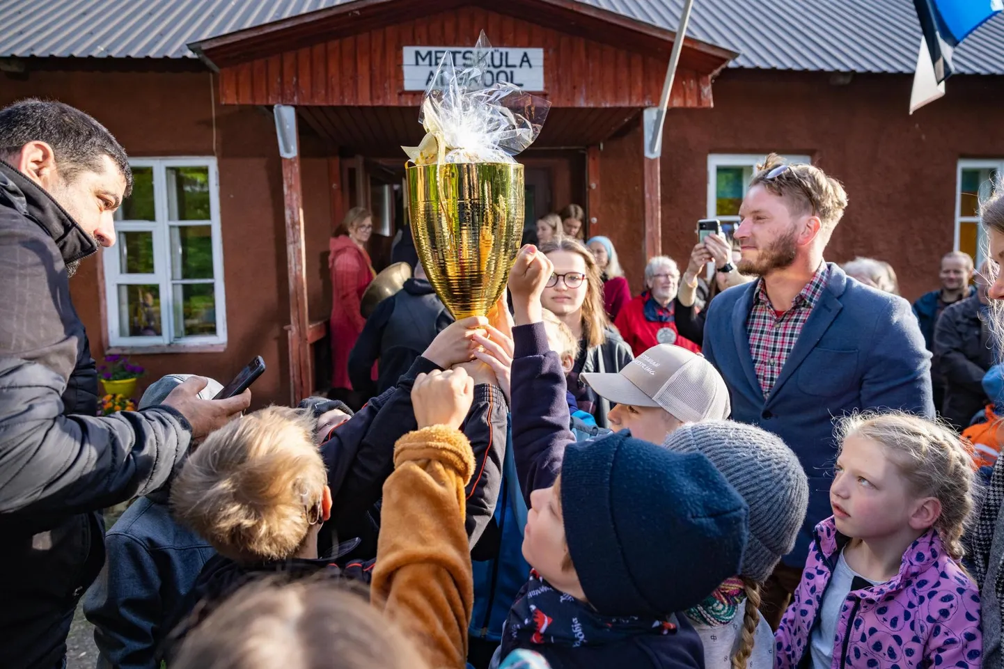 Raul Oberschneideri (paremal) nägemuse järgi tuleb Lihula gümnaasium enne valmis ehitada. Siis on näha, millise kandi inimesed eelistavad oma lapsi sinna panna ja milline väikekool päriselt tühjaks jookseb.