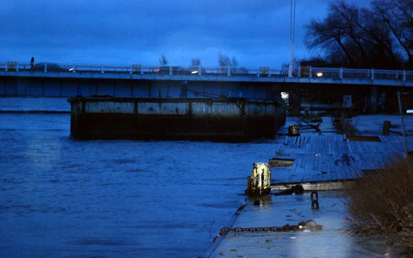 Pärnu sadamas ulatus vesi kai ääreni.