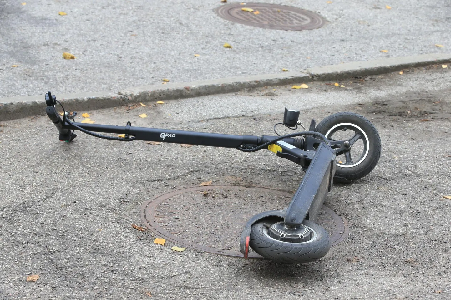 Punase tulega kaubamaja ja Kvartali juures teed ületanud elektritõukeratta juhile sõitis otsa maastur. Pilt on illustreeriv.