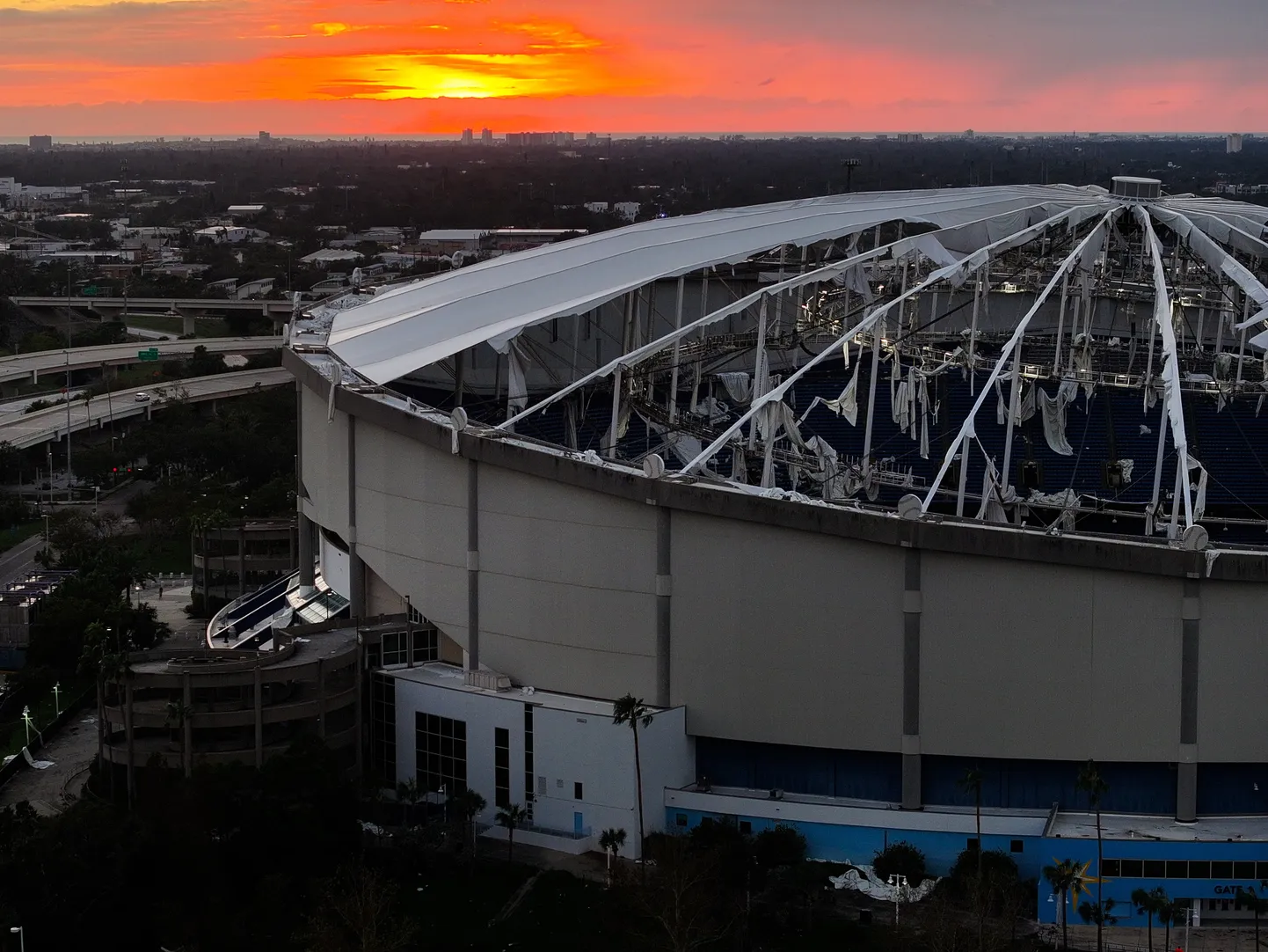 Tugevaid kahjustusi saanud staadion St. Petersburgi linnas Floridas.