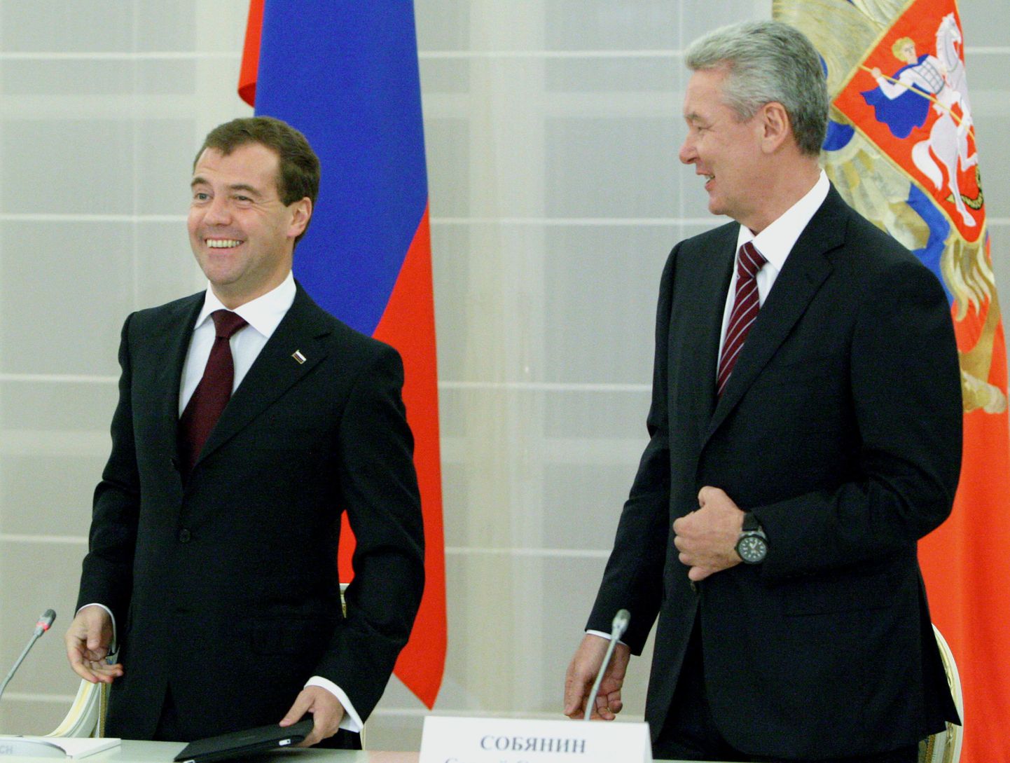 President Dmitri Medvedev (vasakul) ja Moskva uus linnapea Sergei Sobjanin.
