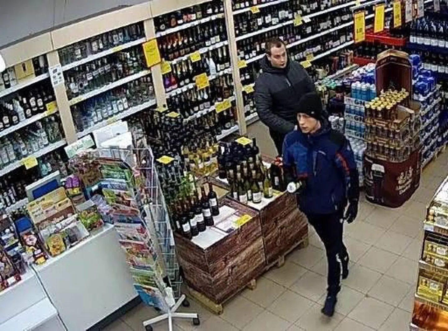 Politsei palub abi pildil olevate noormeeste tuvastamisel, kes kahjustasid Pärnus Riia maanteel toiduainete kaupluses müüdud kaupasid ja tarvitasid toiduaineid, mille eest kassas ei tasunud.