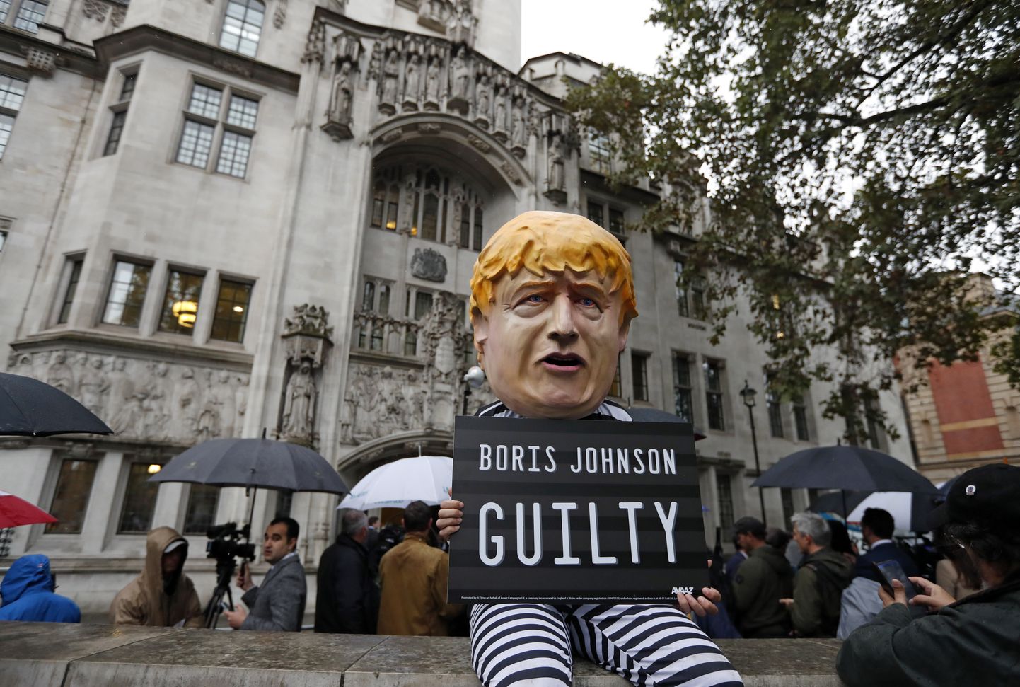 Londonis riietas protestija end peaminister Boris Johnsoniks, kes hoiab käes silti «Boris Johnson on süüdi».