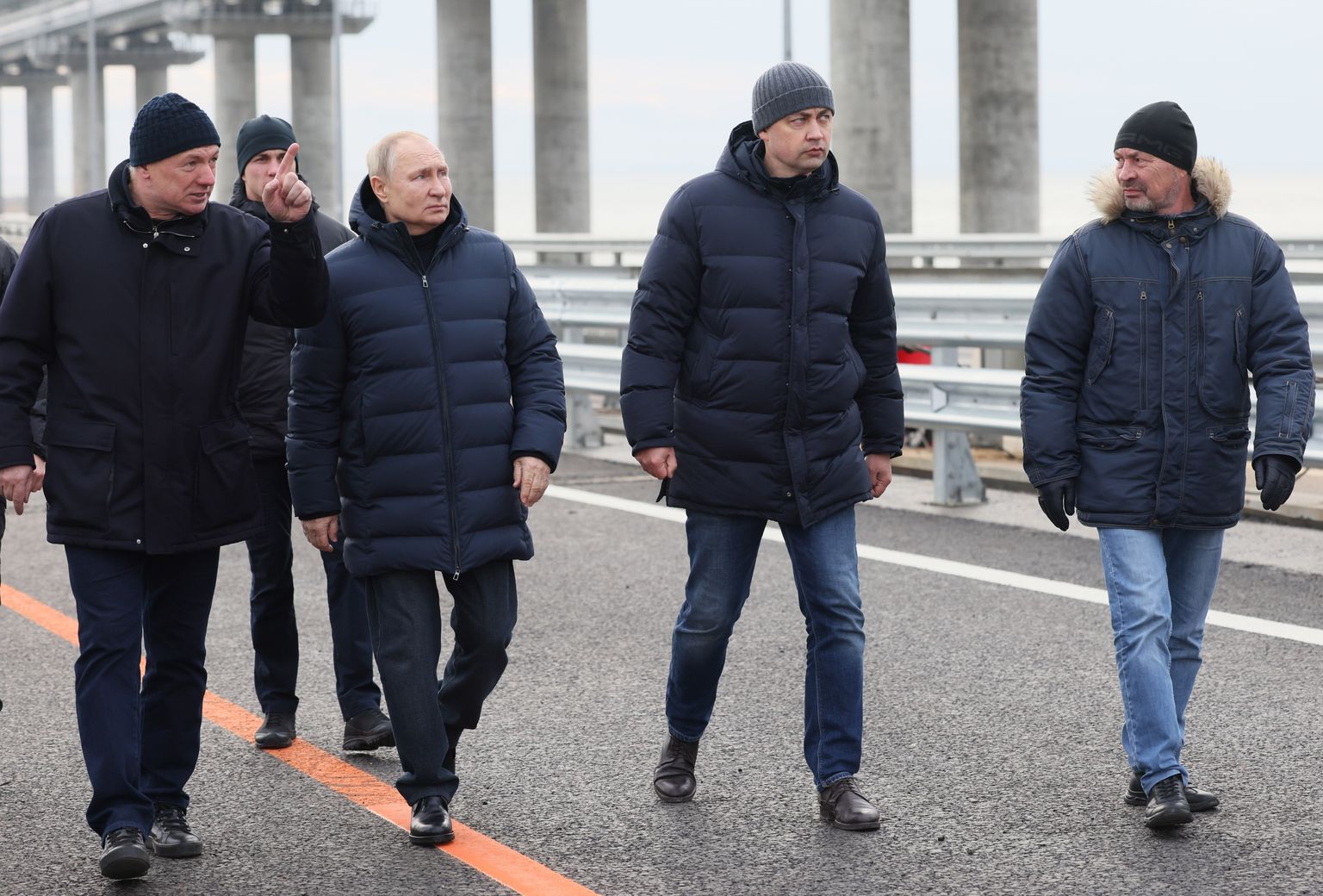 Vladimir Putin (vasakult teine) koos saatjaskonnaga Krimmi sillal.
