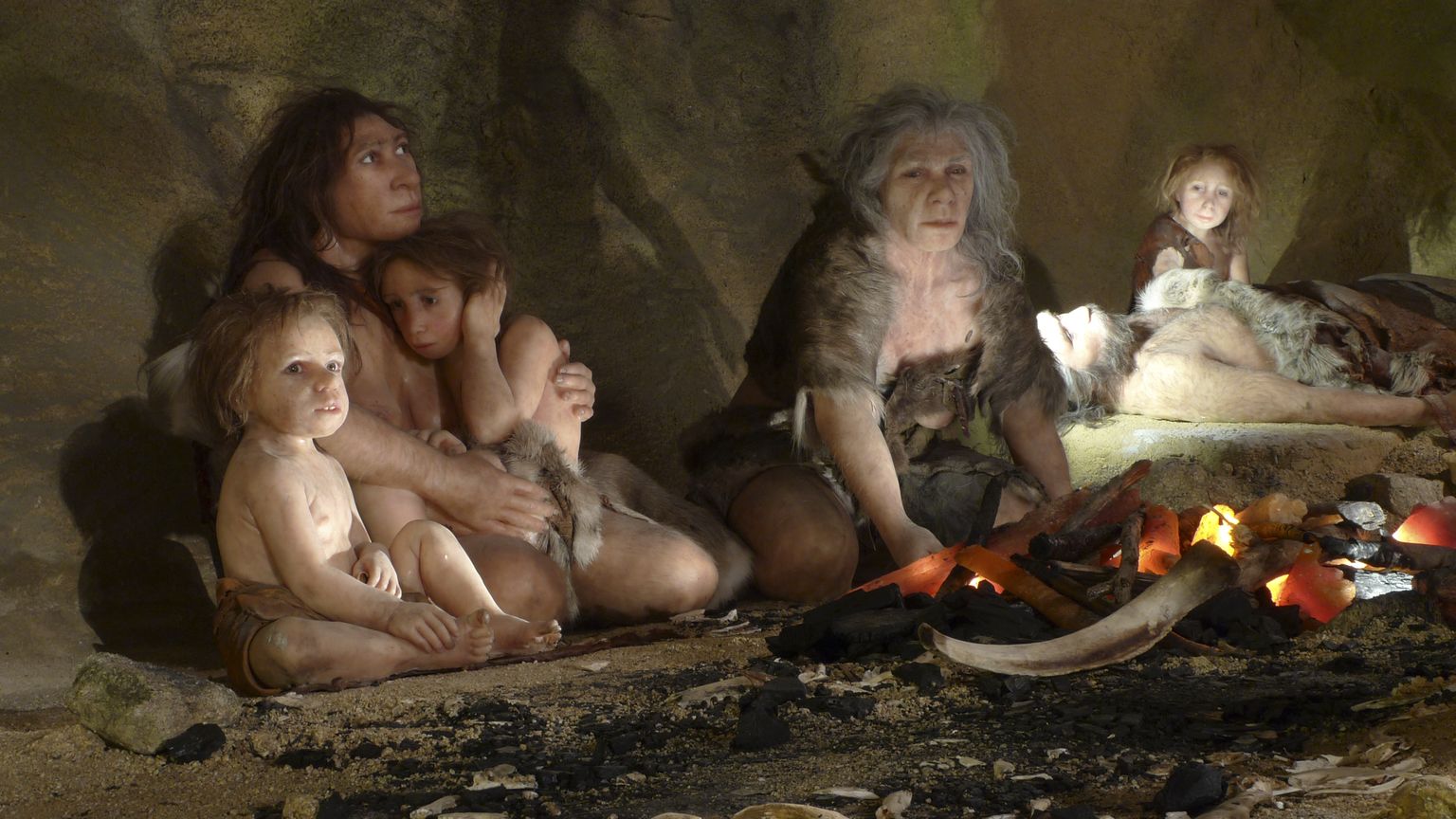 Neandertallased lõkke ääres. Väljapanek Horvaatia Krapina arheoloogiamuuseumis