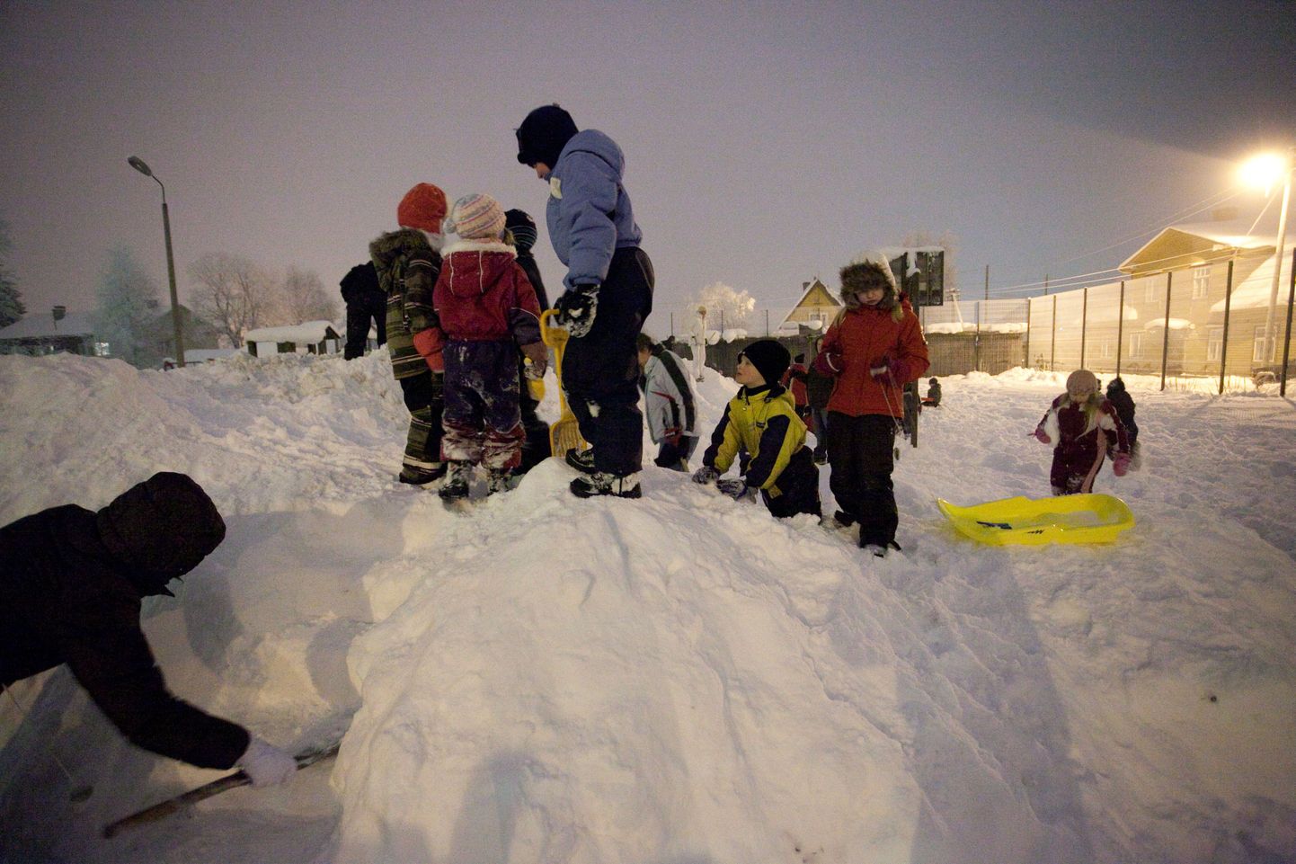 Eile tehti lumelinna ehitusega algust ka Rakvere linna algkooli juures.