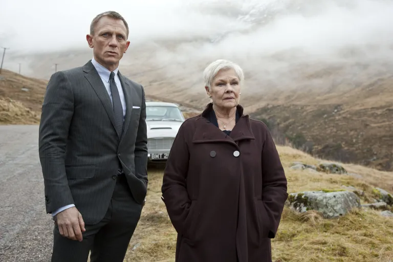 Daniels Kreigs un lēdija Džūdija Denča režisora Sema Mendesa veidotajā, pēc skaita 23. Džeimsa Bonda filmā "Skyfall".