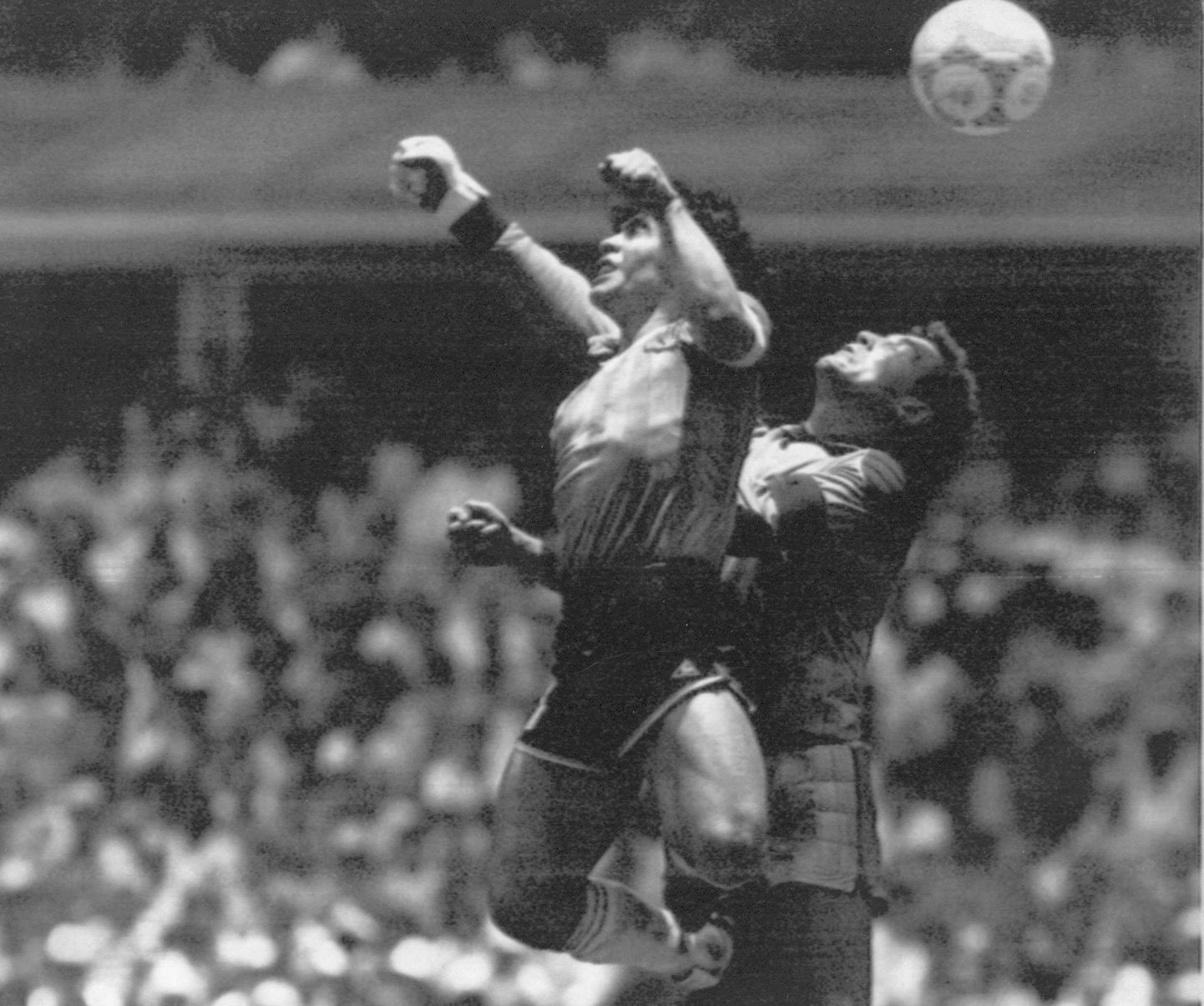Diego Maradona löömas käega Inglismaale väravat.
