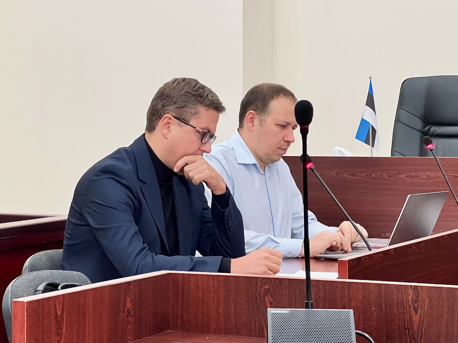 Подсудимый Сергей Горлач и его адвокат Илья Зуев в зале Вируского уездного суда.