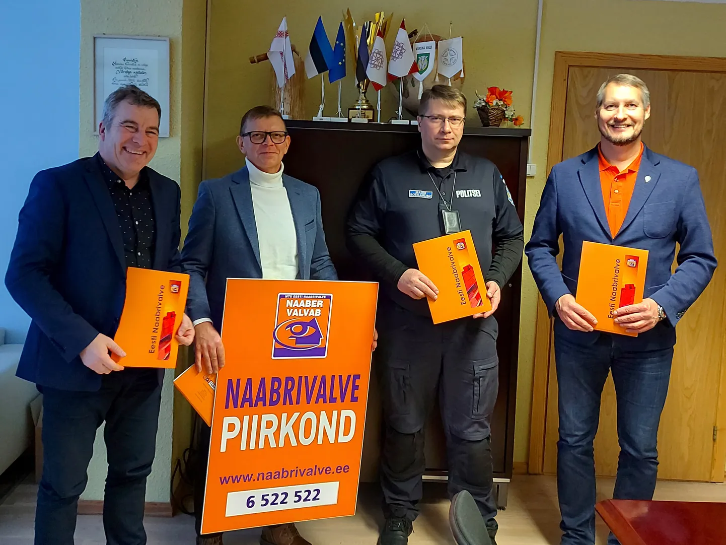 Obinitsa naabrivalve piirkonna loomisele panid käe alla (vasakult) Setomaa vallavanem Raul Kudre, Obinitsa naabrivalve esindaja Priit Blum, Kagu patrulltalituse juht Madis Soekarusk ja MTÜ Eesti Naabrivalve tegevjuht Marek Väljari.