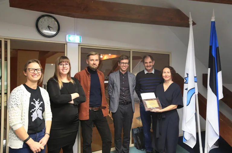 Tila küla Sutemetsa piirkonna ideevõistluse võidutöö autorid on Elina Õunsaar (vasakult), Dora Mate, Urmo Mets, Edgar Kaare, Sulev Sannik ja Jaana Veskimeister.
