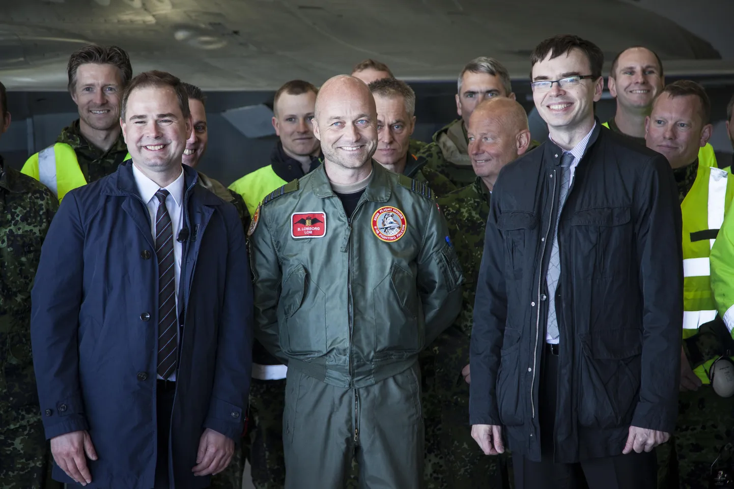 Kaitseminister Sven Mikser (paremal) oma Taani kolleegile Nicolai Wammenile (vasakul) Ämari lennubaasi tutvustamas.