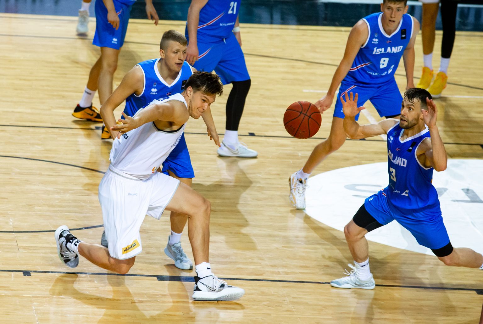 Eesti korvpallikoondis pidas suvel maavõistluse Islandiga. Mänguhoos on Eesti eesliiniliider Maik-Kalev Kotsar (ees vasakul).