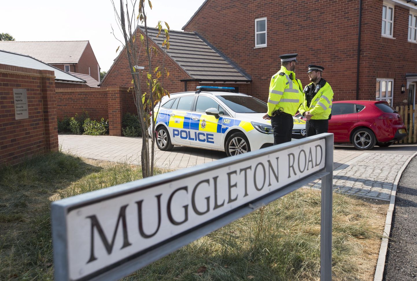Politsei Amesburys asuva maja ees, kust laupäeval leiti kaks närvigaasiga Novitšok kokku puutunud inimest.