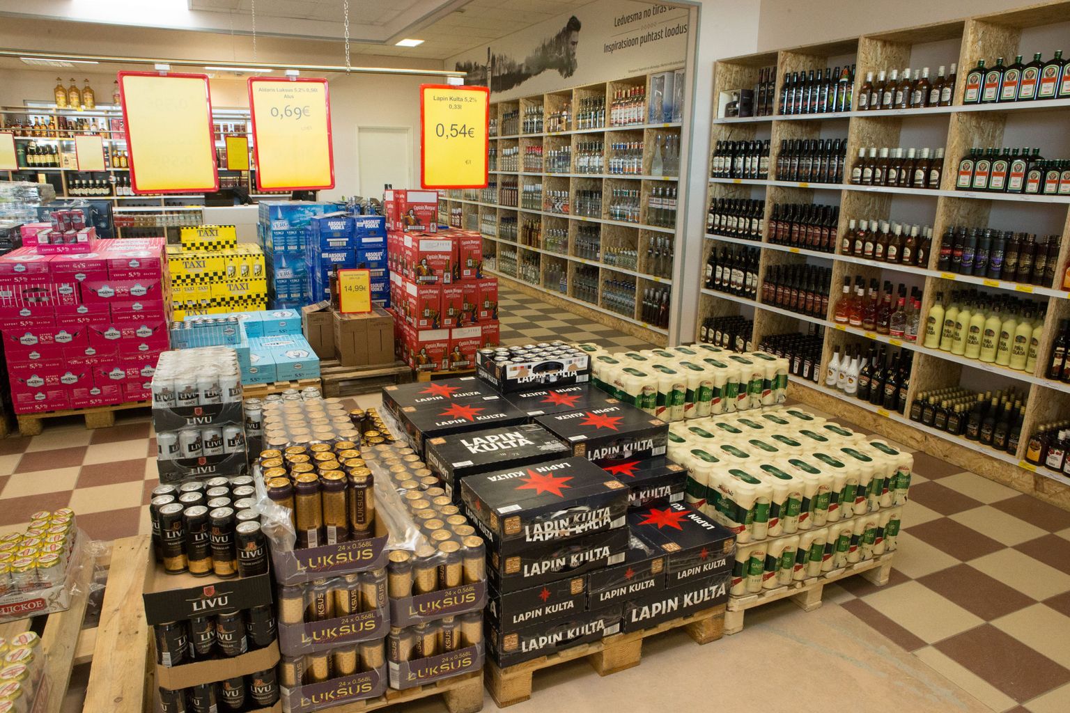Eestlased ostavad Lätist lisaks alkoholile üha rohkem ka toidukaupu ja mootorikütust.
