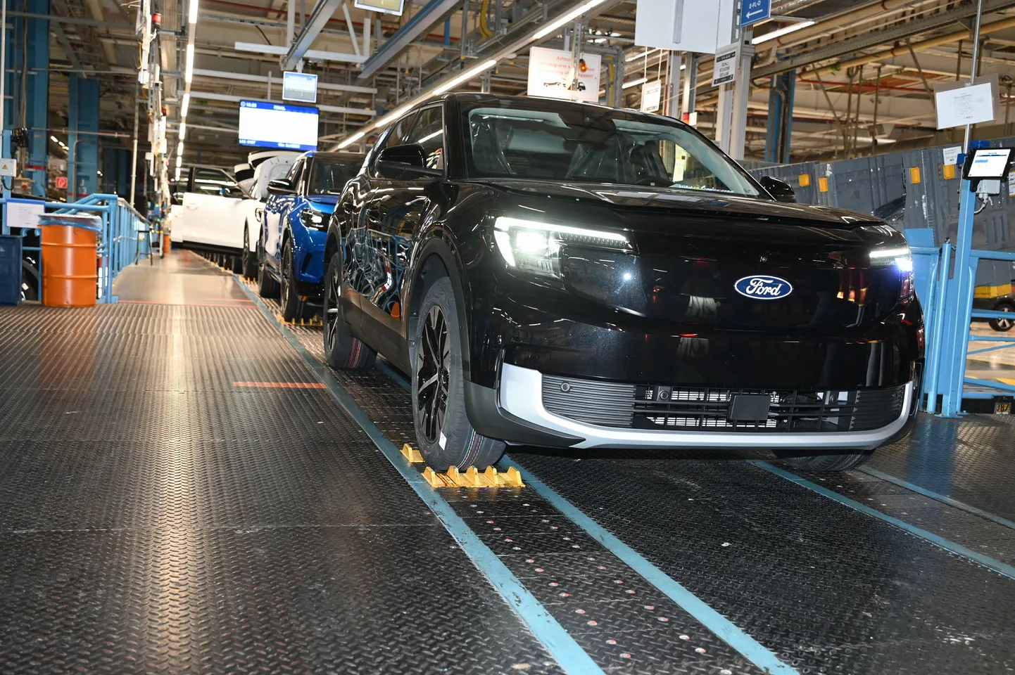 Fordi tegevjuht Jim Farley hoiatab, et tollid löövad valusalt USA autotööstust, kuid töötajad loodavad, et tollid toovad USAsse töökohad tagasi.