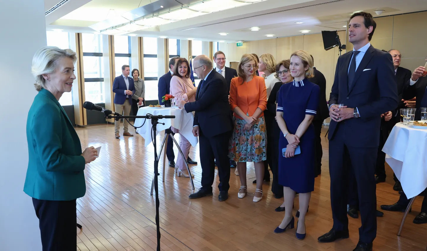Euroopa Komisjoni president Ursula von der Leyen tervitamas Euroopa Komisjoni volinikeks nomineerituid Brüsselis 18. septembril 2024. aastal. Uued Euroopa Komisjoni volinikukandidaadid peavad kinnitamisemenetluse käigus läbima Euroopa Parlamendi komisjonides kuulamise, kus tehakse kindlaks kandidaadi sobilikkus, mille järel hääletab parlamend kogu komisjoni üle.