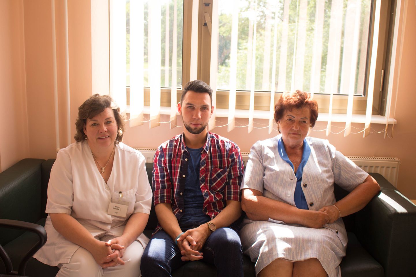 Teiste seas on Valgas asuvas kabinetis ametis arst-konsultant Maire Reinsalu (vasakult), vaimse tervise õde Ilja Tretjakov ja sotsiaaltöötaja Eda Lepik.