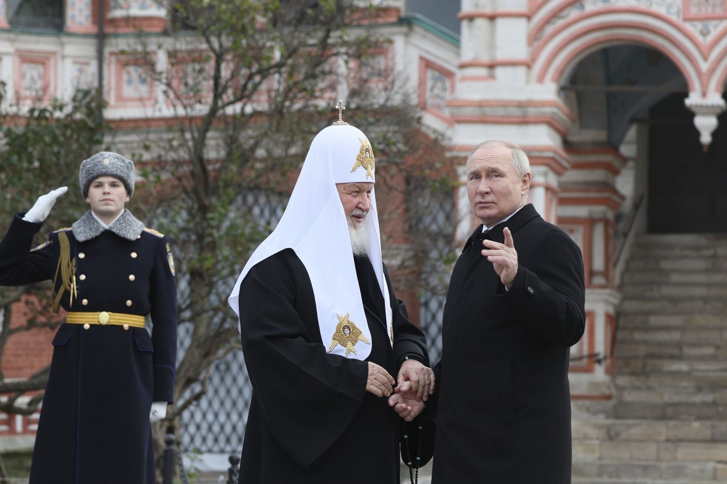 Патриарх РПЦ МП Кирилл держит за руку Путина на Красной площади, 4 ноября 2023 года