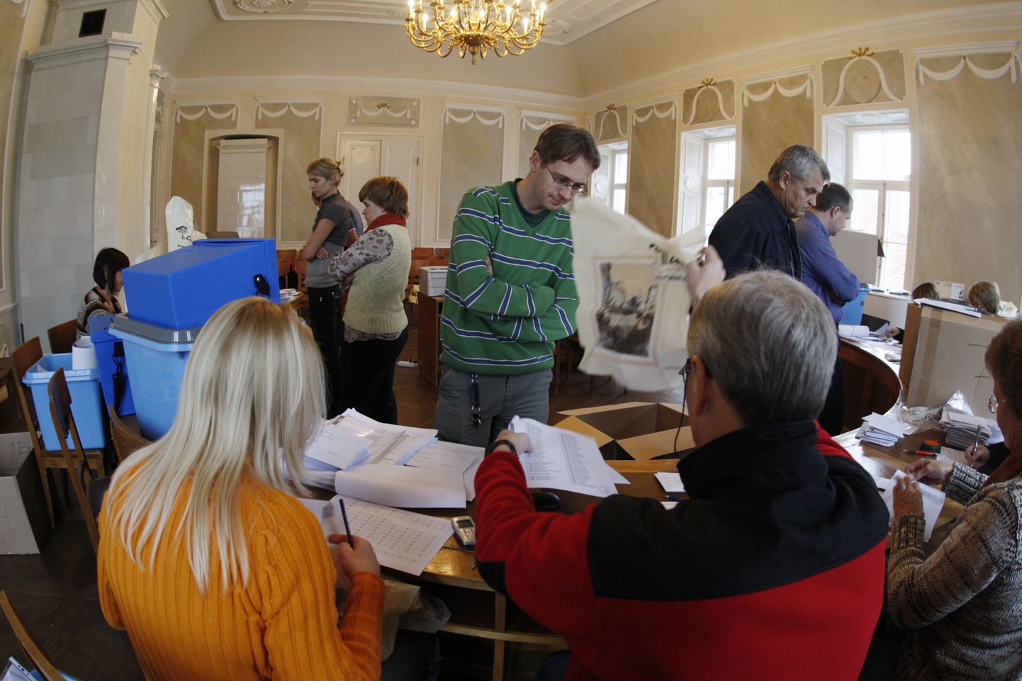 Erakonna Eestimaa Rohelised Tartu piirkonnajuht Peep Mardiste jälgis eile linna valimiskomisjonis hoolega häälte ülelugemist.