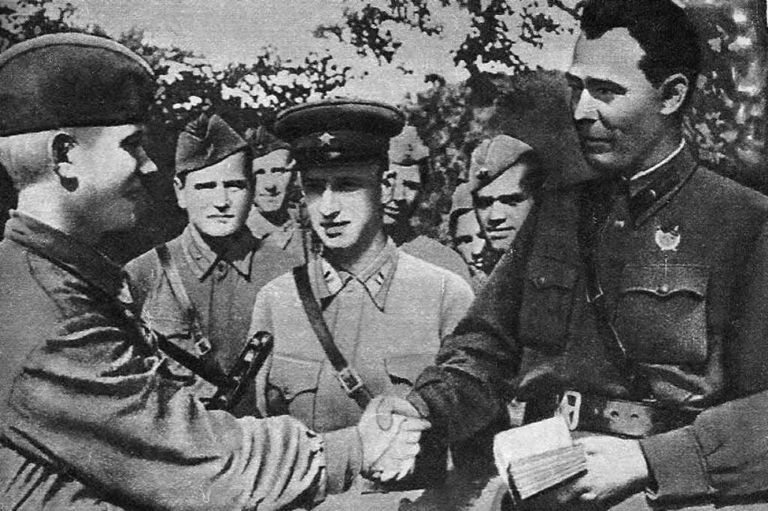 Бригадный комиссар Брежнев (справа) вручает партбилет бойцу, 1942 год.