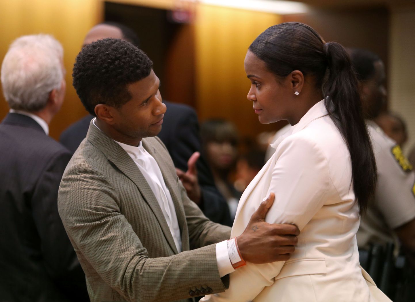 Usher lohutab kohtus oma eksnaist Tameka Raymondit.