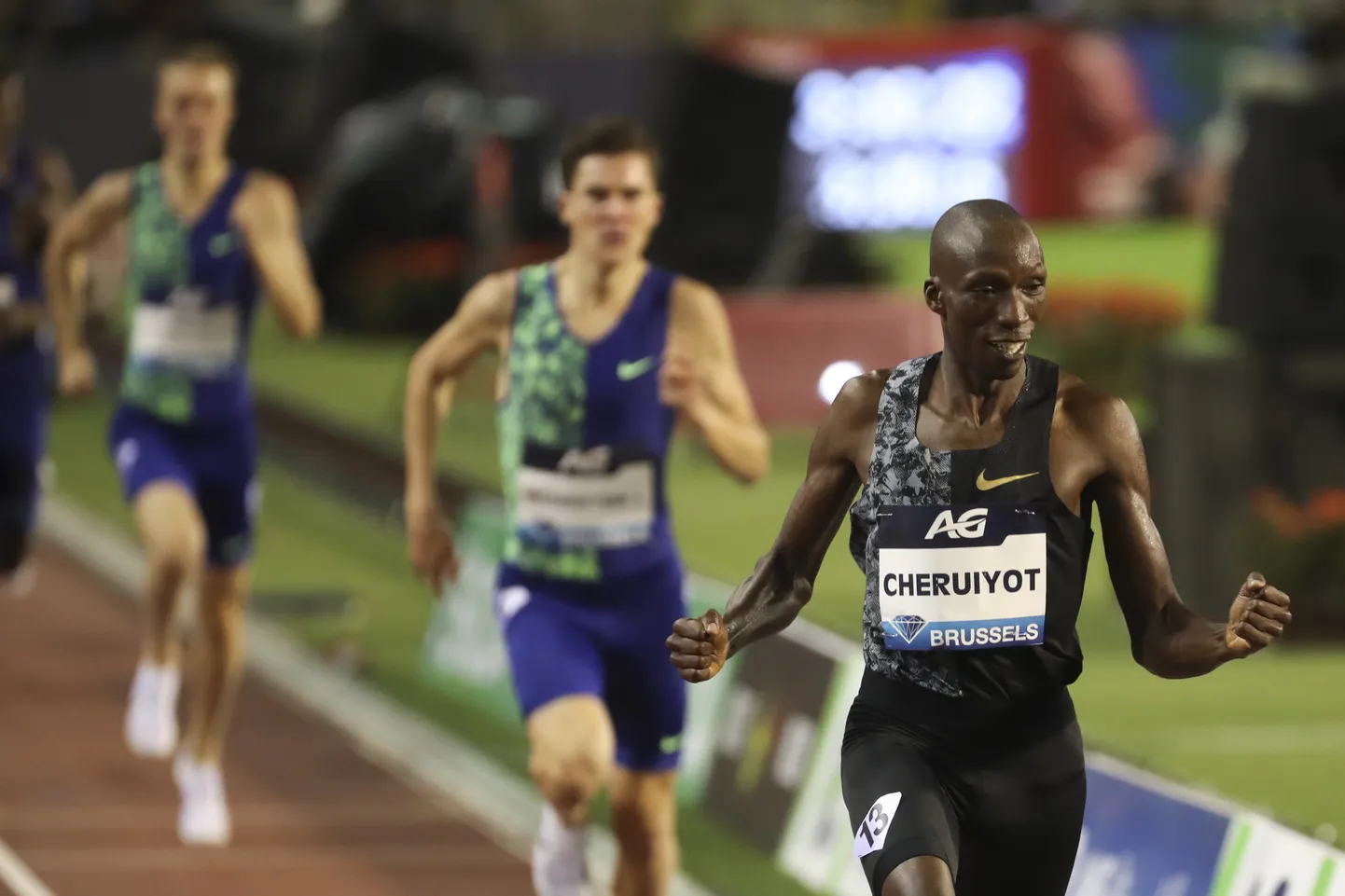 Timothy Cheruiyot (paremal) ületamas finišijoont enne Jakob Ingebrigtsenit