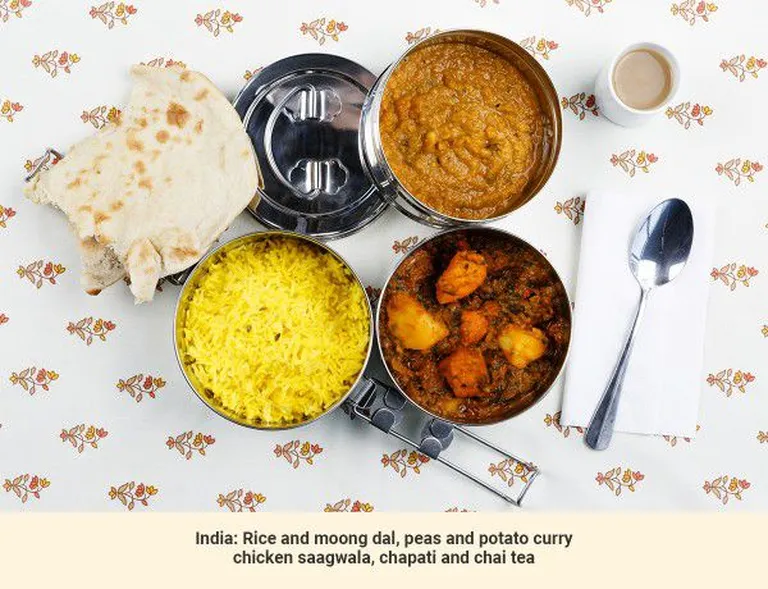 Lõunasöök Indias: riis mungubadega, herne-kartulikarri kanaga, chapat'i lameleib, chai tee. Foto: