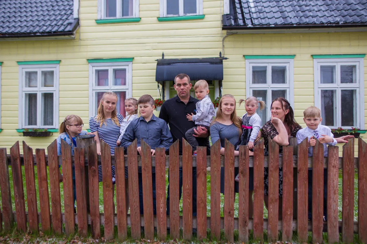 Pildil lasterikas pere. Foto on illustratiivne.