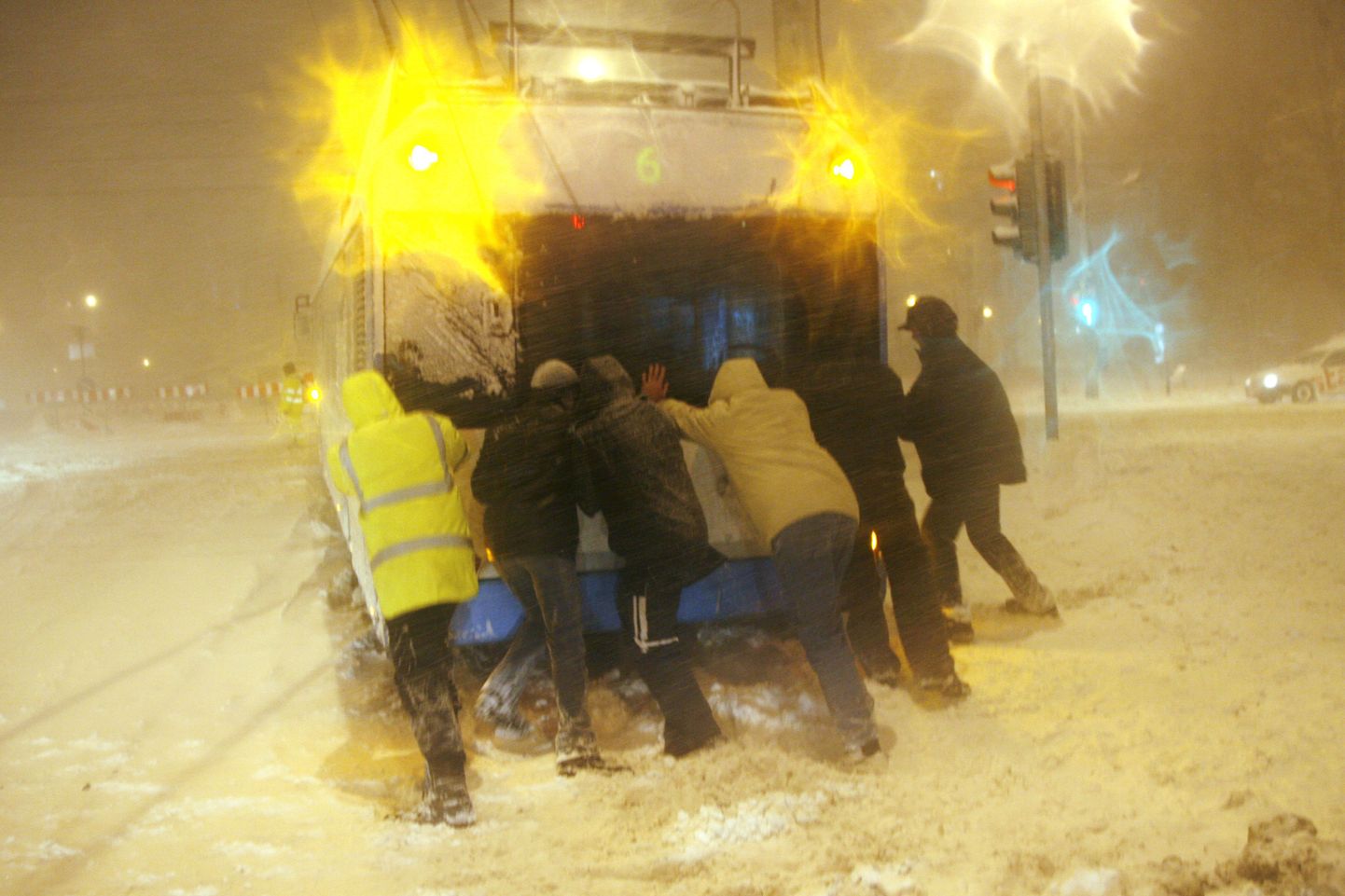 Pilt sellest, kuidas eile õhtul lükati lumme jäänud trolli lahti Vabaduse väljakul.