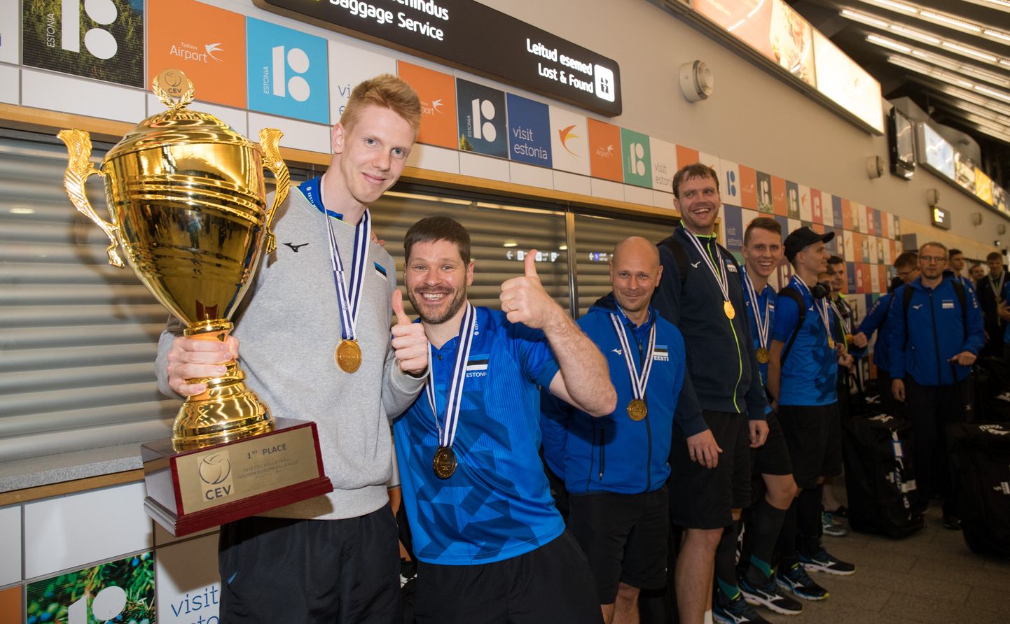 Eesti võrkpallikoondislased Mart Naaber ja Rait Rikberg pärast hiljutist Euroopa Kuldliiga triumfi. Taamal naeravad Alar Rikberg ja Oliver Venno.