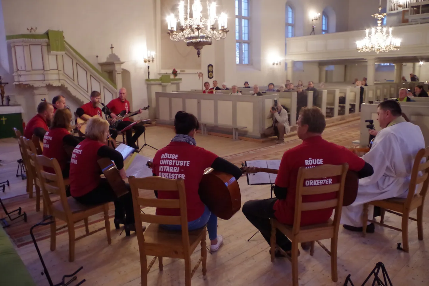 Rõuge kiriku küttesüsteemi õnnistamisel astus üles Rõuge Unistuste Kitarriorkester.
