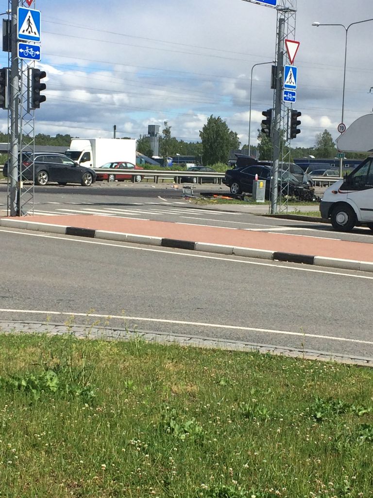 Pärnus Niidu ühendusteel põrkasid kokku sõiduauto Audi ja veok Reisch. Inimesed kokkupõrkes viga ei saanud.