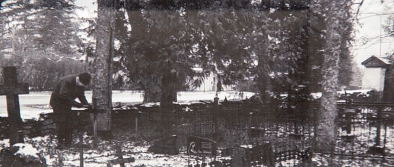 Seni tundmatu meesterahvas askeldas veel tuvastamata ajal Reopalu kalmistul haamriga ristidelt nimesilte maha toksida.