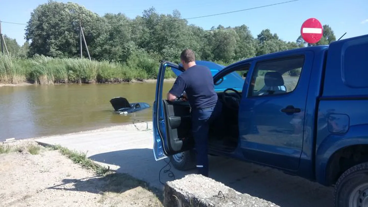 Из Эмайыги вытащили легковой автомобиль, лодку и прицеп унесло течением.